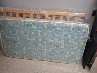 Cuna de madera con colchón