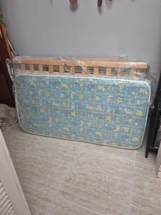 Cuna de madera con colchón