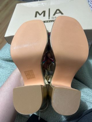 Sandalias doradas multicolor