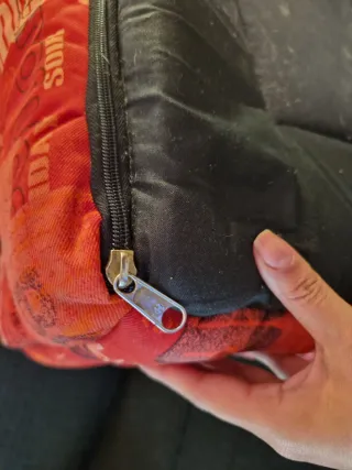 Cama para perro con diseño de texto