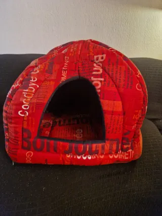 Cama para perro con diseño de texto