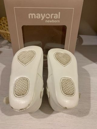 Zapatos bebé Mayoral nº 19 blancos con flor