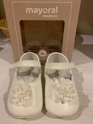 Zapatos bebé Mayoral nº 19 blancos con flor