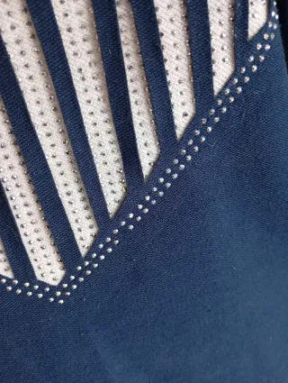 Sudadera azul con detalles plateados