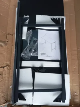 Escritorio de ordenador negro