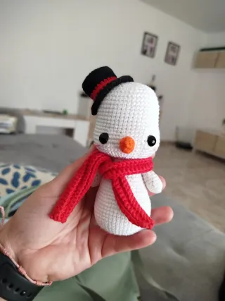 Muñeco de nieve tejido a mano