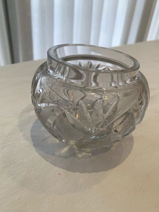 Tarro de cristal tallado con tapa metálica