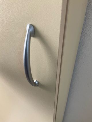 Armario alto de madera beige