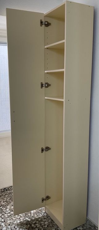 Armario alto de madera beige