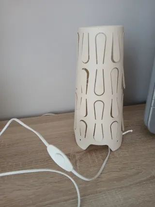 Lámpara de mesa. Color beige con la bombilla.