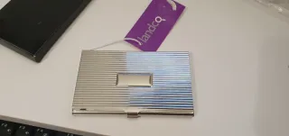 Tarjetero de metal a estrenar.