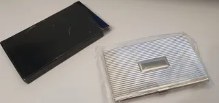 Tarjetero de metal a estrenar.