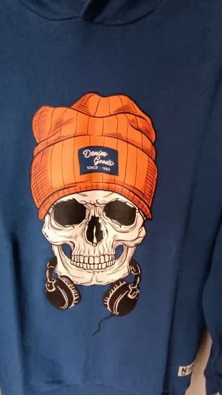 Sudadera azul con estampado de calavera