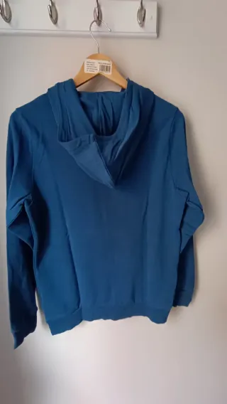 Sudadera azul con estampado de calavera