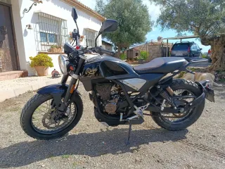 Rieju Century 125cc. Negra
