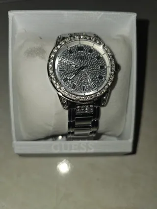 Reloj Guess plateado con pedrería