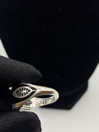 Elegante anillo de plata 925 con un diseño moderno