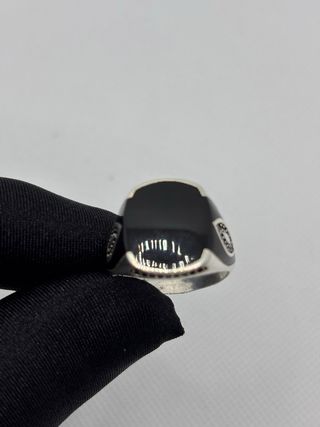 Elegante anillo de plata 925 con un diseño moderno
