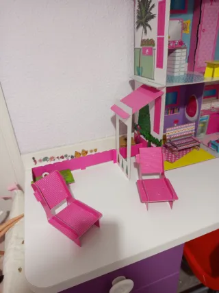 Casa de cartón duro Barbie con complementos