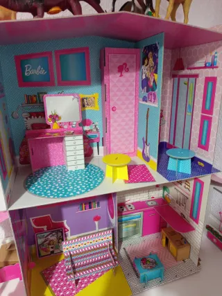 Casa de cartón duro Barbie con complementos