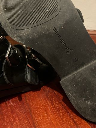 Botines negros con hebillas y tachuelas