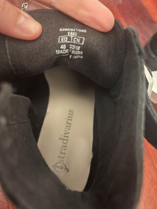 Botines negros con hebillas y tachuelas