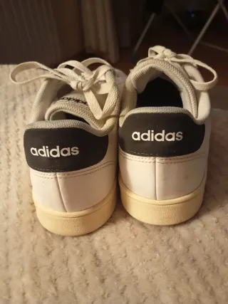 Zapatillas Adidas casuales blancas y negras