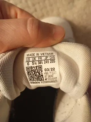 Zapatillas Adidas casuales blancas y negras