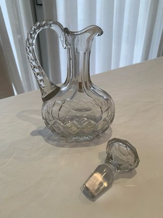 Jarra de cristal tallado con asa