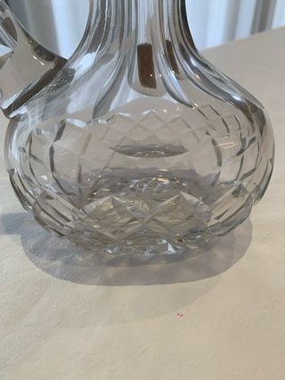 Jarra de cristal tallado con asa