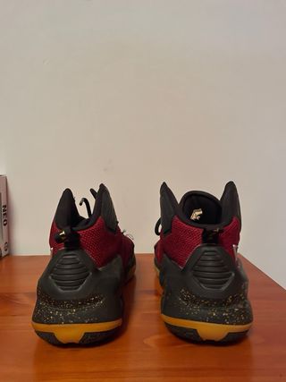 Zapatillas de Baloncesto Rojas y Negras
