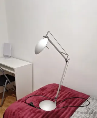 Lámpara de escritorio gris metálica