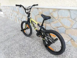 Bicicleta BMX Negra y Amarilla