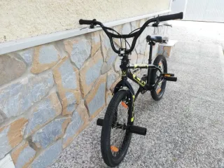 Bicicleta BMX Negra y Amarilla
