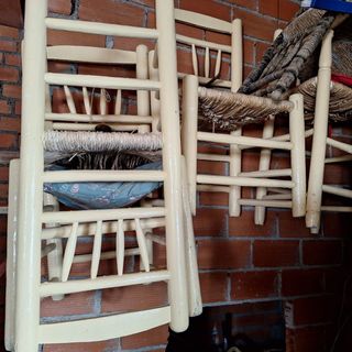 Sillas antiguas de madera y mimbre