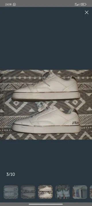 Zapatillas Fila Blancas y Plateadas