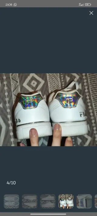 Zapatillas Fila Blancas y Plateadas