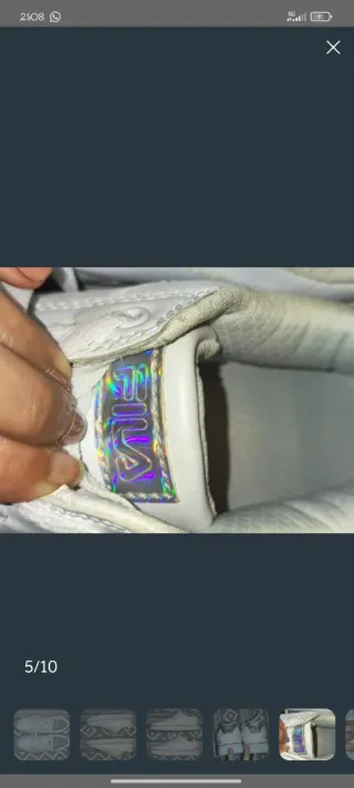 Zapatillas Fila Blancas y Plateadas