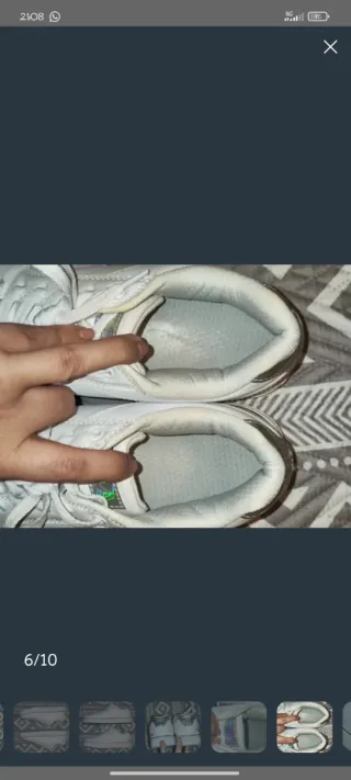 Zapatillas Fila Blancas y Plateadas