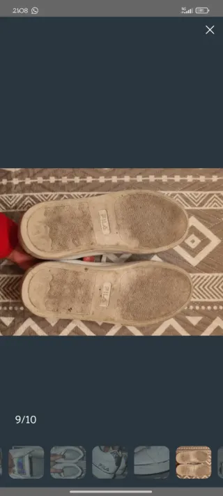 Zapatillas Fila Blancas y Plateadas