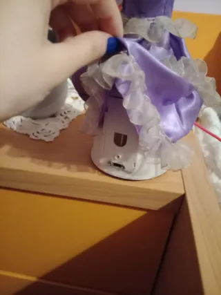 Muñeca de vestir morada