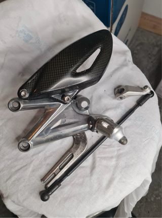 Estribera Izquierda Triumph Street Triple 2012