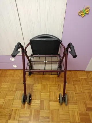 Andador con asiento y cesta