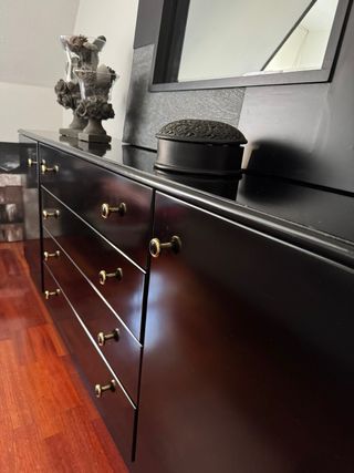 Cómoda negra en perfecto estado