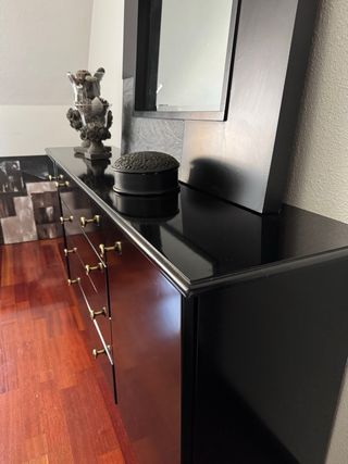 Cómoda negra en perfecto estado