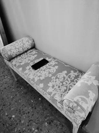 Banqueta tapizada con cojines a los lados redondos