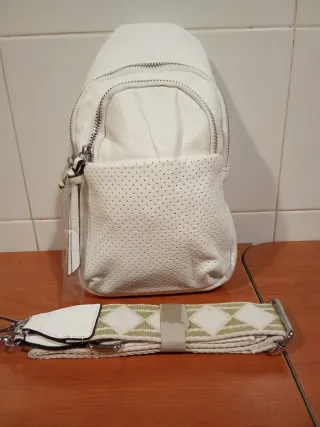 Bolso blanco con correa