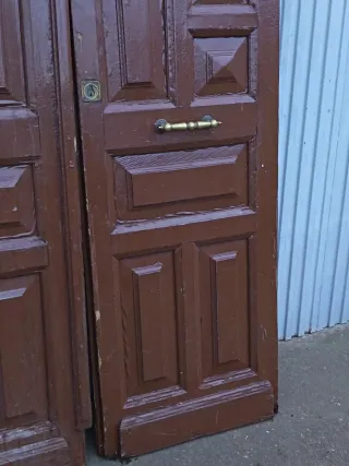 Puertas antiguas de entrada,de madera, muy grandes