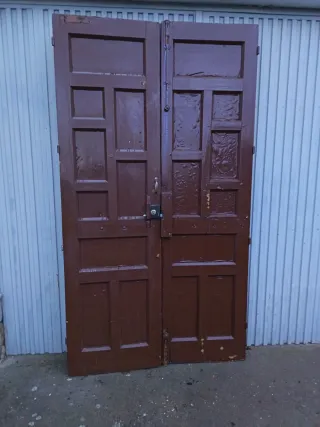 Puertas antiguas de entrada,de madera, muy grandes