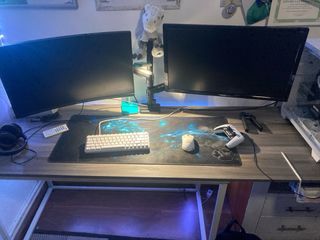 Doble monitor MSI y BENQ con brazo